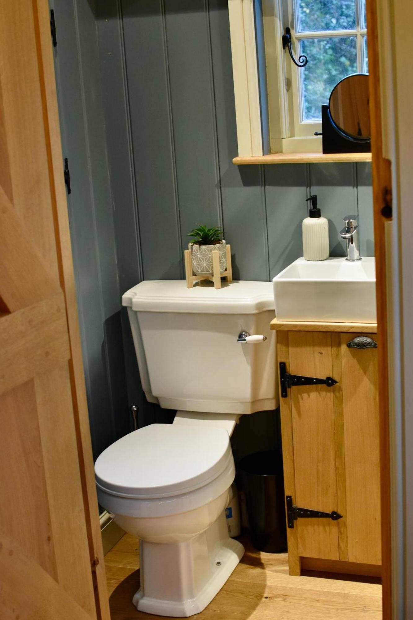 The Deer Hut Apartment Burpham Luaran gambar